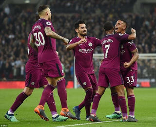 Hạ gục Tottenham, Man City áp sát ngôi vương Premier League