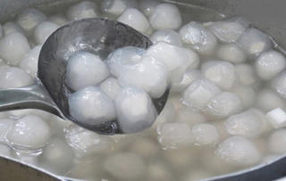 Cách làm món trân châu nhân dừa ngon cho bé