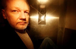 Tòa án Thụy Điển bác bỏ yêu cầu ra lệnh bắt giữ Julian Assange