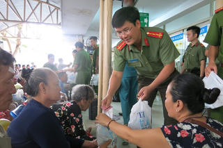 Đoàn thanh niên Công an TP HCM: Mang ánh sáng đến bà con nghèo