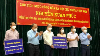 [ẢNH] Chủ tịch nước, Chủ tịch UBTƯ MTTQ Việt Nam kiểm tra công tác phòng, chống dịch tại TP HCM