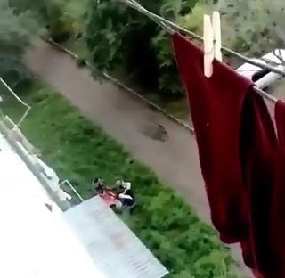 Căng chăn đỡ bé trai rơi từ tầng 5 xuống