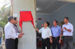 Bàn giao nhà tình nghĩa cho hộ nghèo