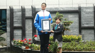 Cậu bé có chiều cao 'khủng'