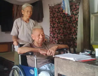 Hà Nam: Cụ ông ngồi xe lăn vẫn đi khiếu nại