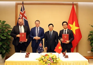 Phó Thủ tướng Phạm Bình Minh tiếp Thủ hiến Vùng Lãnh thổ Bắc Australia