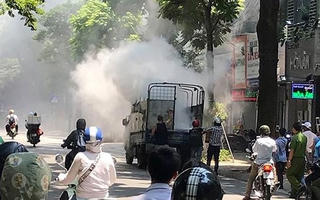 Xe ô tô tải chở sơn vừa đi vừa bốc cháy ngùn ngụt trên phố