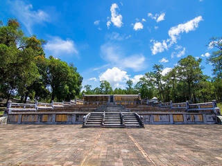 Thu phí tham quan tại di tích Lăng Gia Long