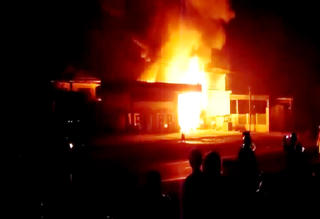 Cây xăng cháy rụi trong đêm, một người bỏng nặng