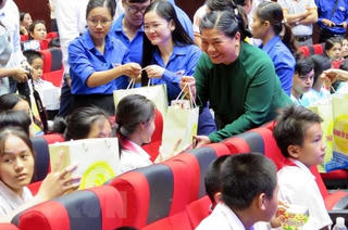 Phó Chủ tịch Thường trực Quốc hội tặng quà cho trẻ em khó khăn Đà Nẵng