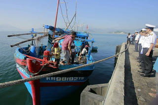 Tàu hải quân lai dắt tàu cá Khánh Hòa bị nạn vào bờ an toàn