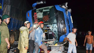 Lật xe khách trong đêm, 11 người bị thương