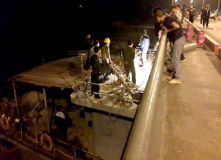 Tàu hàng 3.000 tấn mắc kẹt vào gầm cầu An Thái, Hải Dương