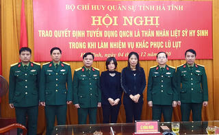 Vợ 2 liệt sĩ Đoàn 337 được tuyển dụng quân nhân chuyên nghiệp