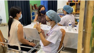 [VIDEO] Cận cảnh ‘chiến dịch’ tiêm chủng vaccine phòng Covid-19 tại Hà Nội