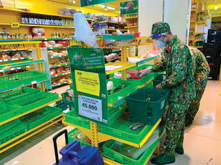 [ẢNH] Giúp dân đi chợ