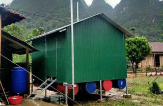 Nhờ khách du lịch hỗ trợ, một gia đình nghèo có nhà bè trước bão số 5