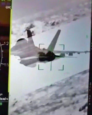 Xôn xao hình ảnh Su-35 Nga bị nghi khóa mục tiêu F/A-18 của Mỹ