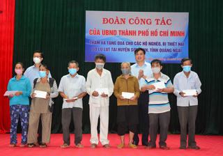 Đoàn công tác của TP Hồ Chí Minh thăm vùng rốn lũ Sơn Tịnh