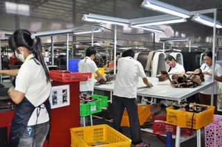 Luật chưa nghiêm, lỗi thuộc về kẻ yếu thế?