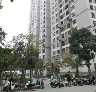 [ẢNH] Phong tỏa tòa nhà T6 Times City, nhiều người tiếp tế thực phẩm cho người thân bị cách ly