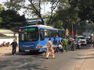 Đi bộ qua đường, một phụ nữ bán vé số bị xe buýt tông chết tại chỗ