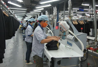 Doanh nghiệp vẫn 'cõng' nhiều thuế, phí