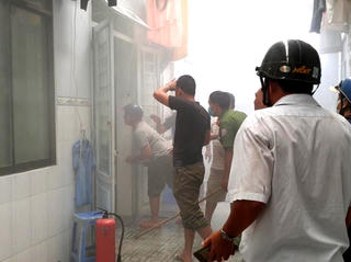 Thanh niên bật bếp gas đốt giấy tờ rồi cố thủ trong phòng trọ