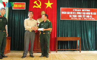 Thăm và chúc tết quân, dân đảo Thổ Chu