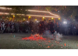 Xem người Dao ở Ba Chẽ trình diễn chân trần đi trên than nóng