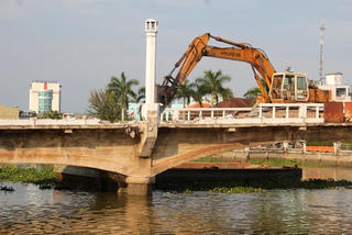 Tân An (Long An): Vội vã khi tháo dỡ cầu Đúc