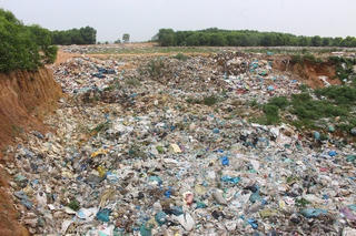 Quảng Trị: Dân dựng lều ngăn xe đổ rác