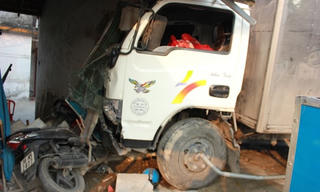 Xe tải hất tung xe máy rồi ‘càn lướt’ một đoạn QL1A