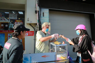 Chuyện ‘tây’ mưu sinh vỉa hè