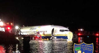 Mỹ: Máy bay Boeing 737 đâm xuống sông ở Jacksonville, Florida
