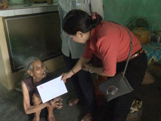 Quảng Ngãi: Mặt trận huyện Sơn Tịnh tặng quà cho người nghèo