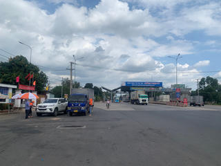 Đồng Nai: Dải phân cách 'bít' đường mưu sinh của dân