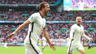 [VIDEO] Sterling và Kane 'huỷ diệt' cỗ xe tăng Đức