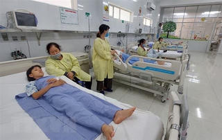 Sau bữa trưa, 1 trẻ tử vong, 5 trẻ cấp cứu nghi ngộ độc thực phẩm