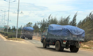 Xe chở cát ‘có ngọn’ đại náo TP Đồng Hới