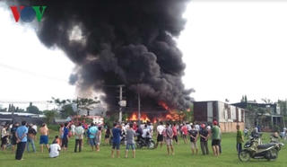 TP HCM: Cháy xưởng phế liệu, hàng ngàn m2 nhà kho bị đổ sập