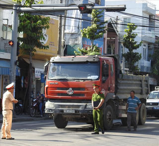 Xe ben tông người phụ nữ bán vé số dắt xe qua đường
