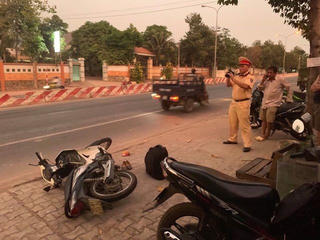 Nữ sinh bị 2 tên cướp kéo lê hàng chục mét dưới đường