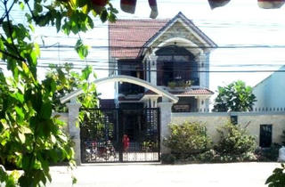 Nổ súng bên ngoài nhà Bí thư huyện ủy Đức Hòa