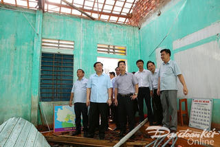 Phó Thủ tướng Vương Đình Huệ động viên nhân dân vùng bão