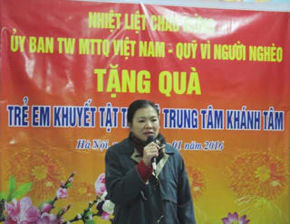 Phó Chủ tịch Trương Thị Ngọc Ánh tặng quà trẻ khuyết tật