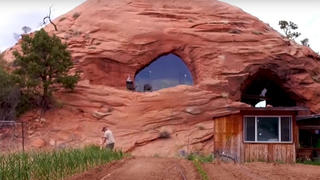 Chuyện thật như đùa: Người đàn ông đào thông quả đồi để làm nhà