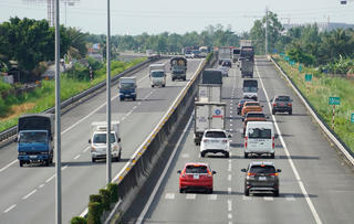 'Lạnh người' di chuyển trên cao tốc TP HCM - Trung Lương