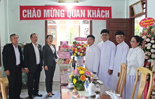Mặt trận Bình Định thăm chúc mừng Hội Thánh Cao Đài Cầu Kho Tam Quan 