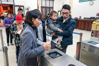 [ẢNH] Quy trình soát vé tự động ở Ga Hà Nội thế nào?